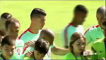شاهد كريستيانو رونالدو في التمارين الاخيرة وهو سعيد ويمازح رفقائه  قبل المباراة النهائية امام فرنسا