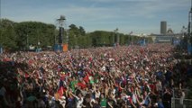 Foot - Euro : La fan zone de Paris pleine à craquer