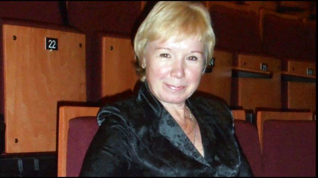 У женщины траур в театре, женщина одета в черный костюм