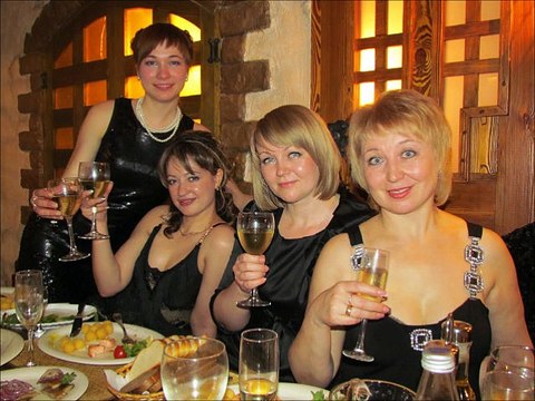 Милые женщины, а вы знаете, что белое вино вредно пить в ресторане