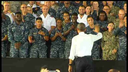 Obama se despide de España con un apretón de manos a sus tropas