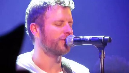 Ce beau chanteur country chante sur scène et sa fille de 6 ans va le rejoindre ! WOW !