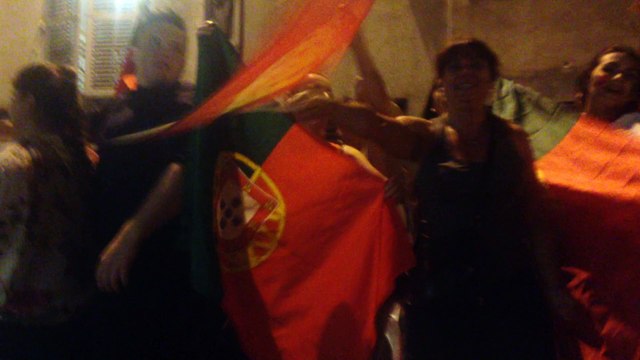 Les supporters portugais euphoriques à Angoulême entonnent leur hymne national