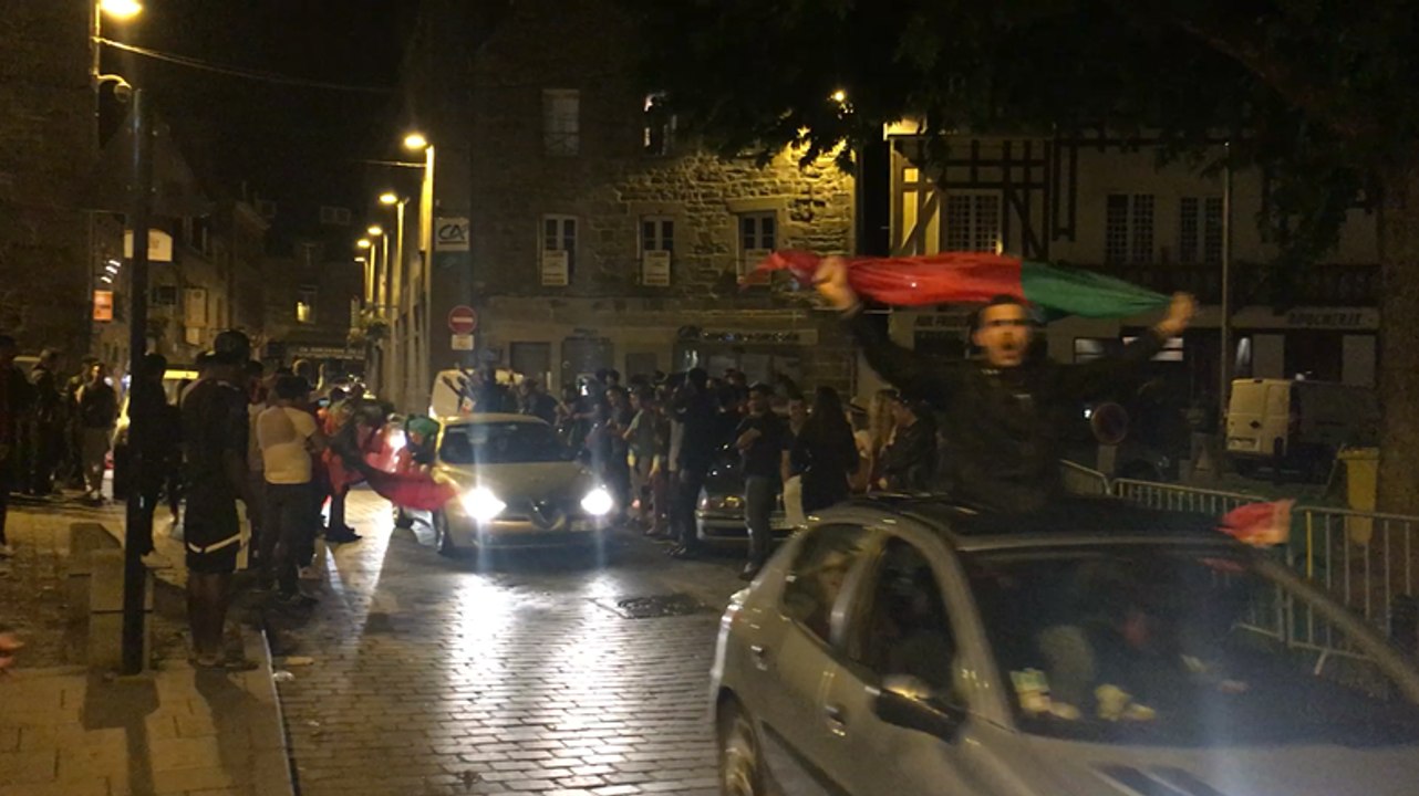 Fous de joie, les Portugais défilent en ville