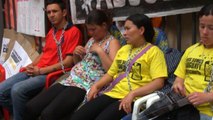 Encadenados a rejas familiares de acusados por masacre en Paraguay piden absolución