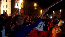 Finale de l'Euro 2016 à La Rochelle : les supporteurs portugais fêtent la victoire, certains sautent dans le port