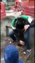 ياالله ماذا فعل صاحب هذاالقبر واى ذنب ارتكبه  اللهم نعوذبك من عذاب القبر