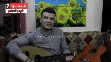 بالفيديو .. حسن يسرى فنان بدرجة مهندس يحارب الفن المبتذل بالعود و الجيتار