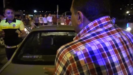 YARALAMALI KAZA DA ALKOLLÜ 5 KİŞİ  GAZETECİLERE SALDIRDI