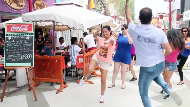 Privește cel mai tare DANS pe cea mai ascultată MELODIE arăbească. Nu poți rezista să stai pe scaun când te uiți!