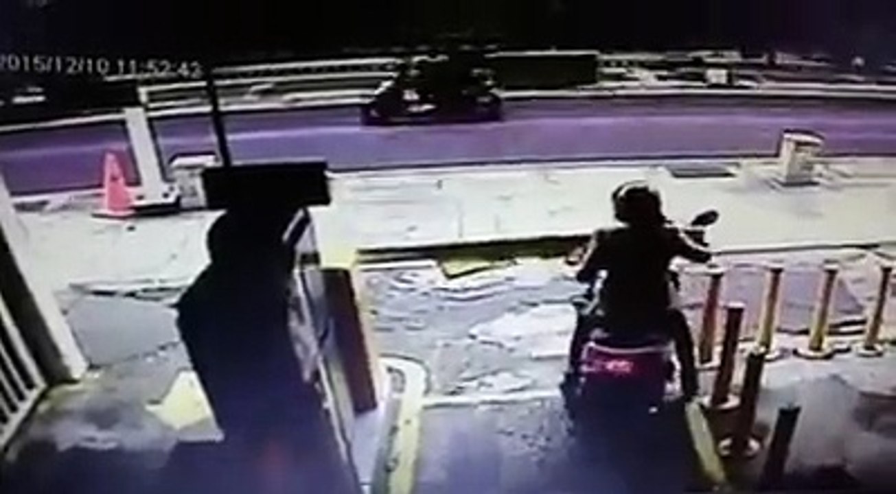 Quand une ‪‎Payouse‬ veut sortir d'un parking sans payer ! LOL