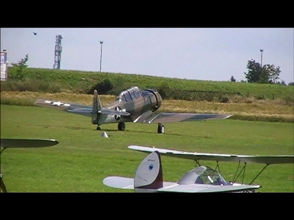 Roullage et décollage du T6  basé àAbbeville 2016