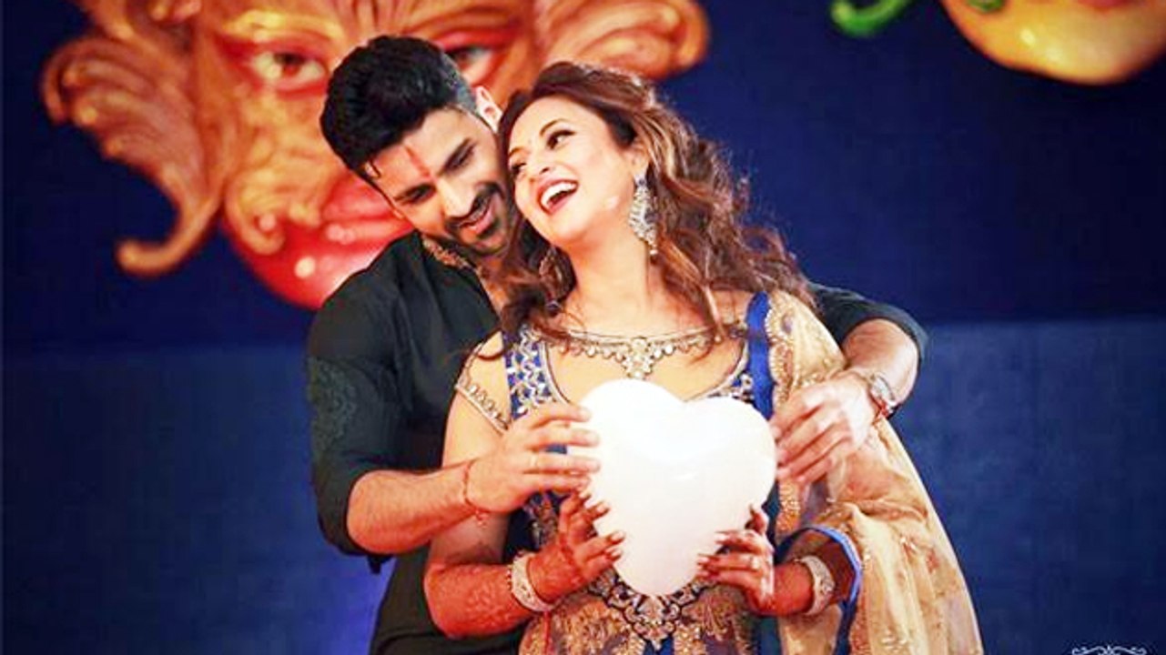 Divyanka Tripathis ROMANTIC DANCE With Vivek Dahiya At Sangeet Ceremony