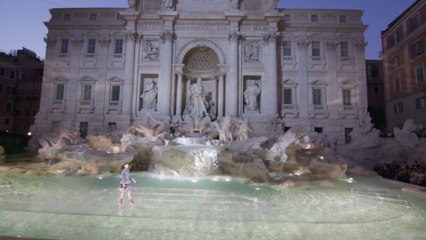 Kendall Jenner défile pour Fendi pendant que Kylie fait la promotion de Pretty Little Things