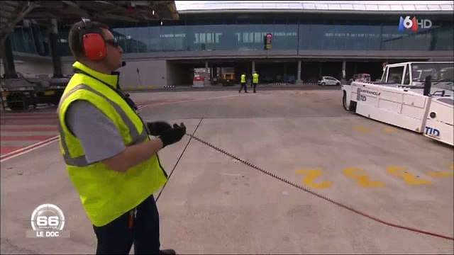 Le magazine 66 minutes s'invite dans les coulisses d'un décollage d'avion - Regardez