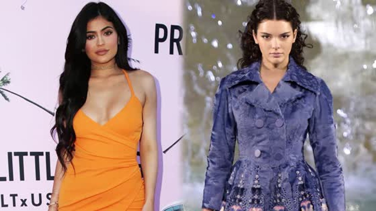 Kendall Jenner steht auf dem Fendi Laufsteg, während Kylie für Pretty Little Things wirbt