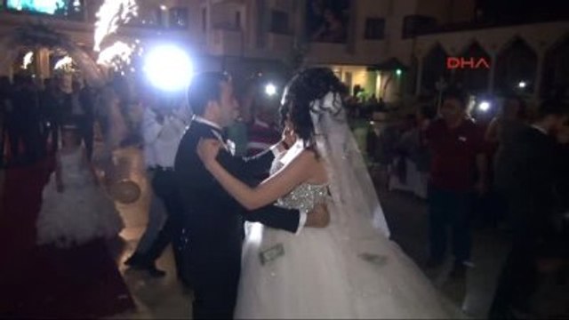 Şanlıurfa Aşiret Düğününde Gelin ve Damada Dolar Yağmuru