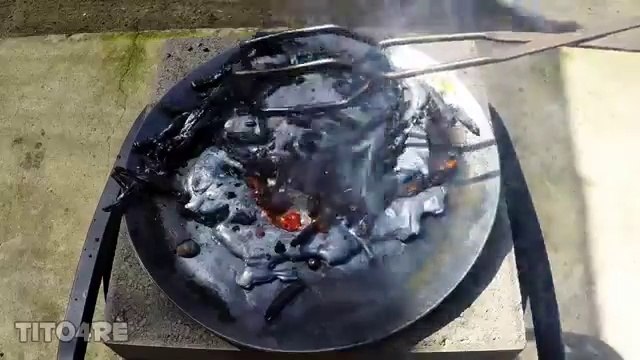 Versa del rame fuso sulle patatine: ecco cosa succede