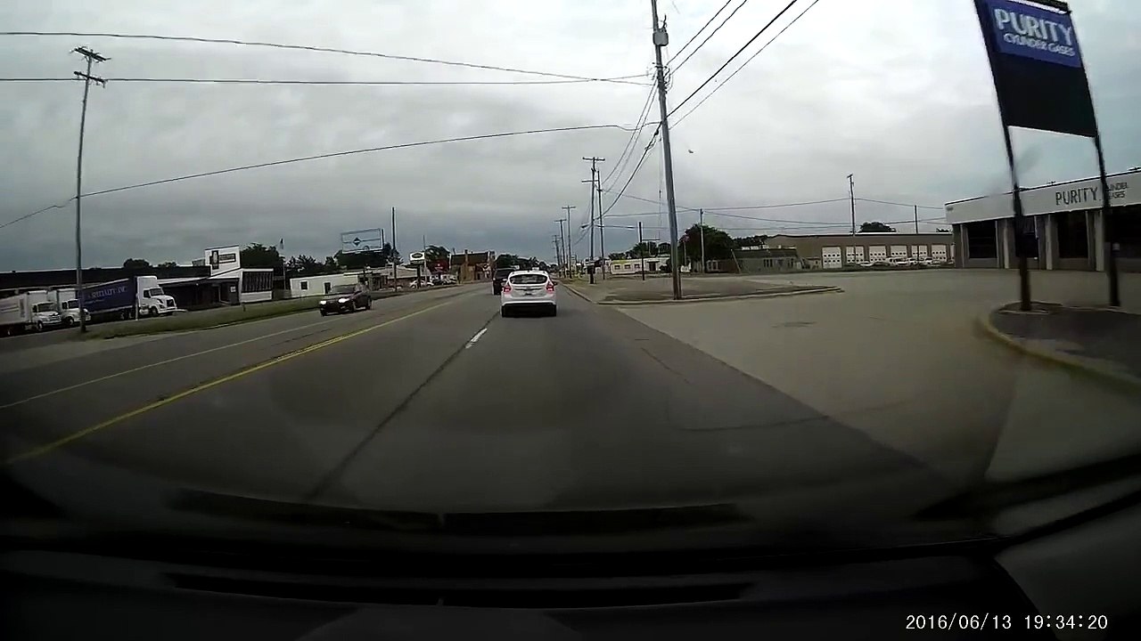 Une voiture tourne juste devant au plus mauvais moment !