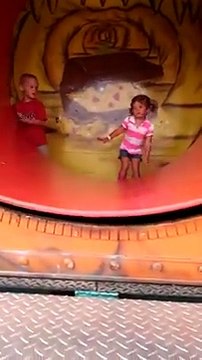 Cette fillette va faire un truc de dingue sur ce manège : incroyable