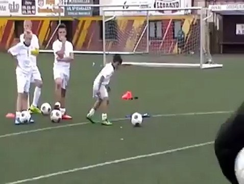 Ce gamin est un surdoué du ballon