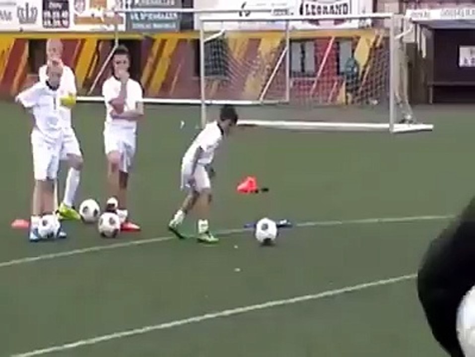 Ce gamin est un surdoué du ballon