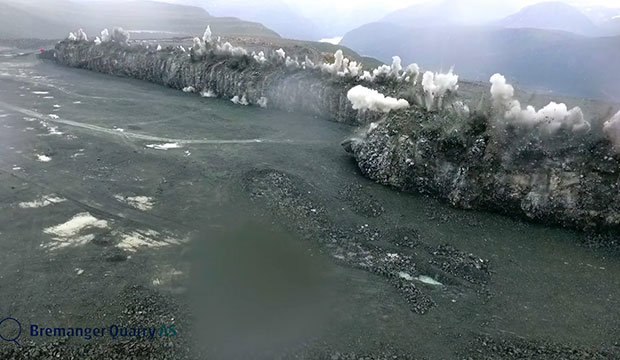 68 tonnes d'explosifs pulvérisent un mur de pierre