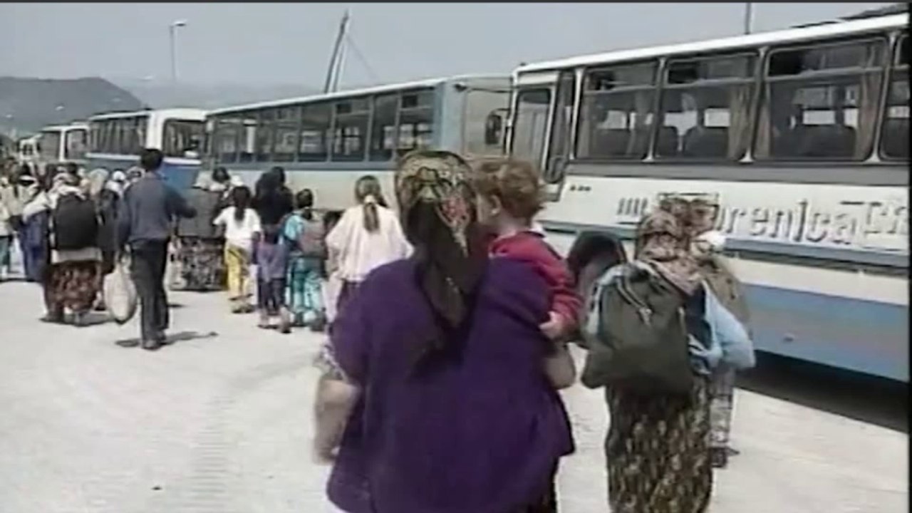 Ukrcavanje žena i djece u autobuse