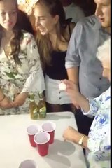 Quand une mamie joue au beer-pong !