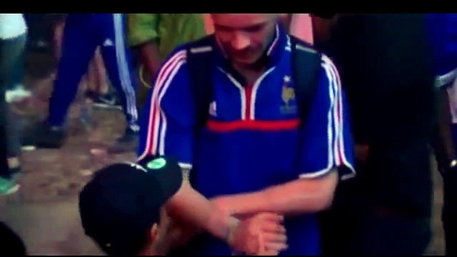 Un supporter français réconforté par un enfant portugais