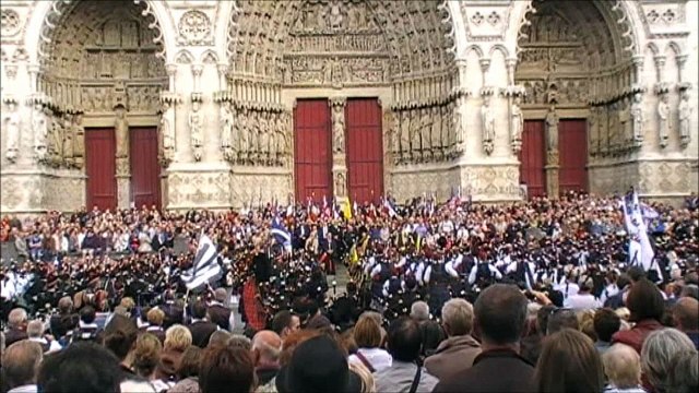 Deuxiéme aubade du 1916-2016 United Pipers for Peace sur le parvis de la Cathédrale d'Amiens