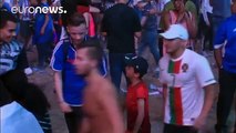 Un enfant portugais console un supporter français