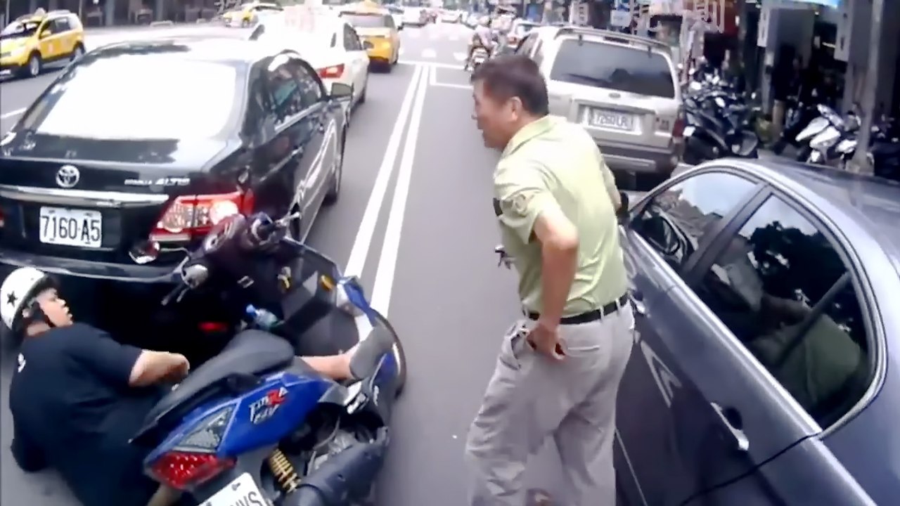 Un vietnamien en voiture provoque un accident