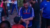 Un enfant portugais console un supporter fran