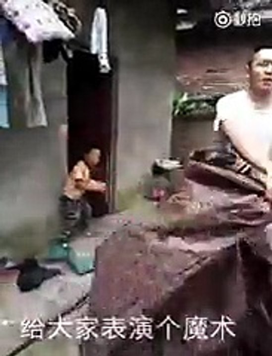 Un tour de magie qui ne vaut pas un clou... À mourir de rire