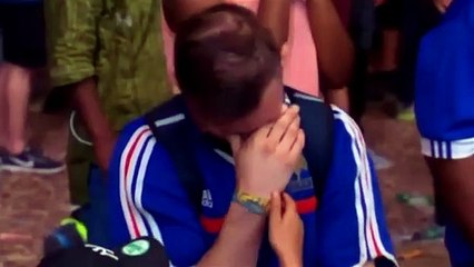 Un supporter français en pleurs se faire réconforter par un petit garçon portugais