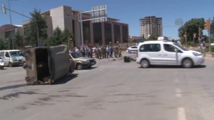 Askeri Araçla Otomobil Çarpıştı: 2 Asker Yaralı