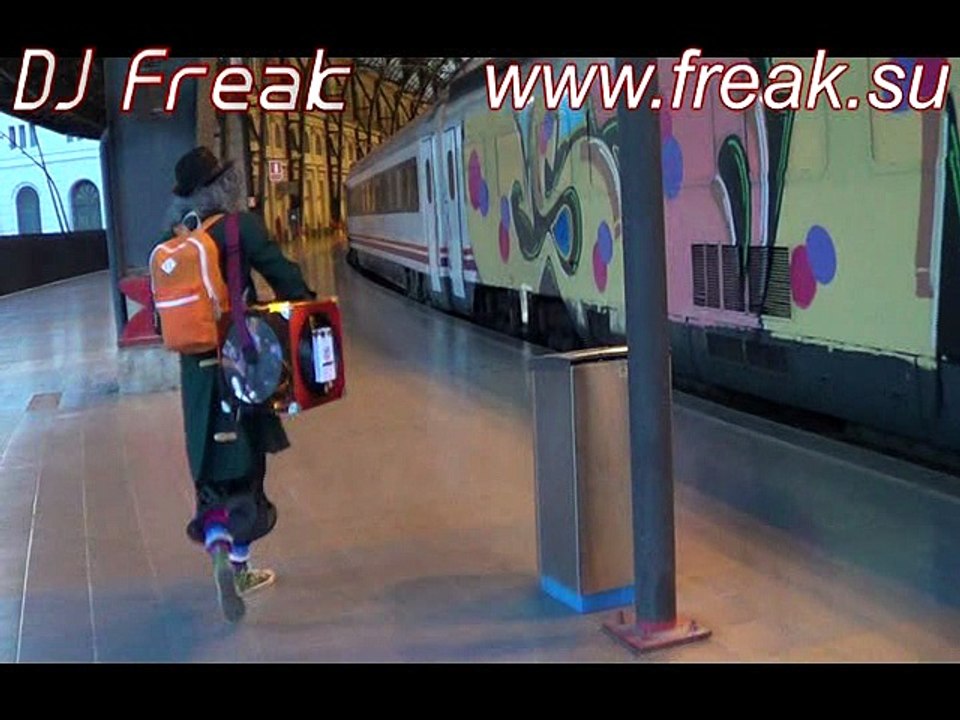 шарманщик - музыкант на welcome (встречу гостей) - на улицах Барселоны