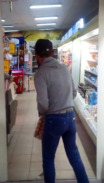 Bourré, il veut se battre contre son reflet dans le miroir