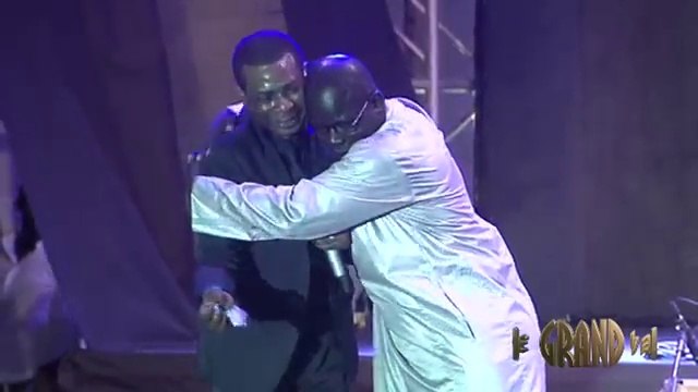 Regardez du jamais vue!!! Youssou Ndour distribue de l'argent à ses fans.