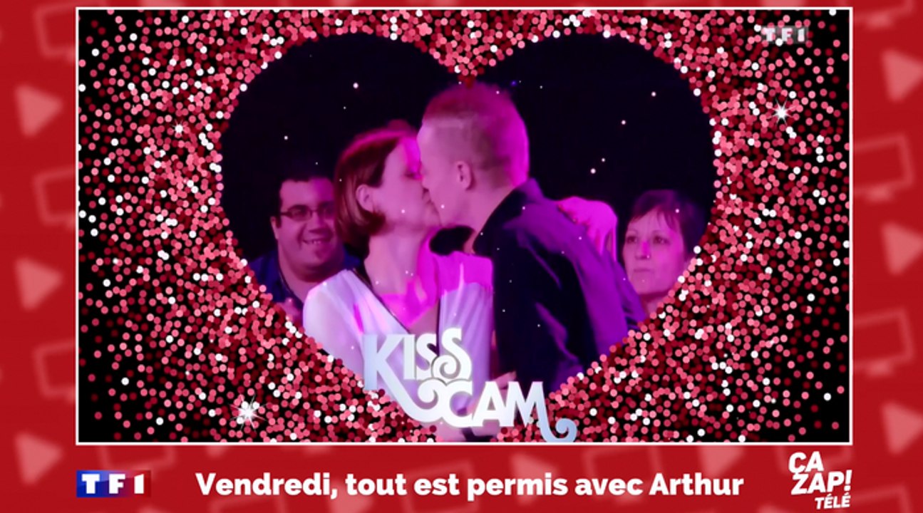 Moment gênant entre un frère et une soeur : ils s'embrassent en pleine émission