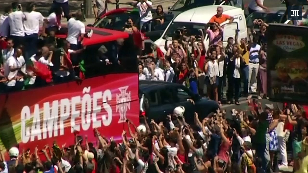 Les joueurs portugais accueillis par une marée humaine dans les rues de Lisbonne