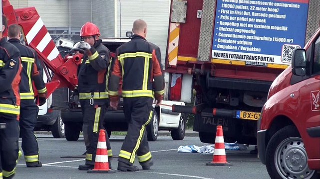 Persoon raakt bekneld onder vrachtwagen - RTV Noord