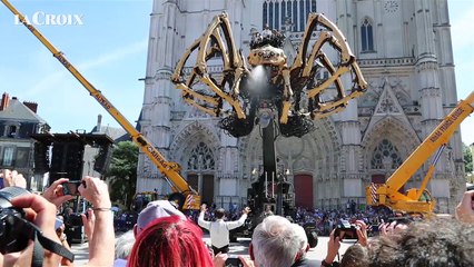 Le ballet de l'araignée Kumo dans les rues de Nantes