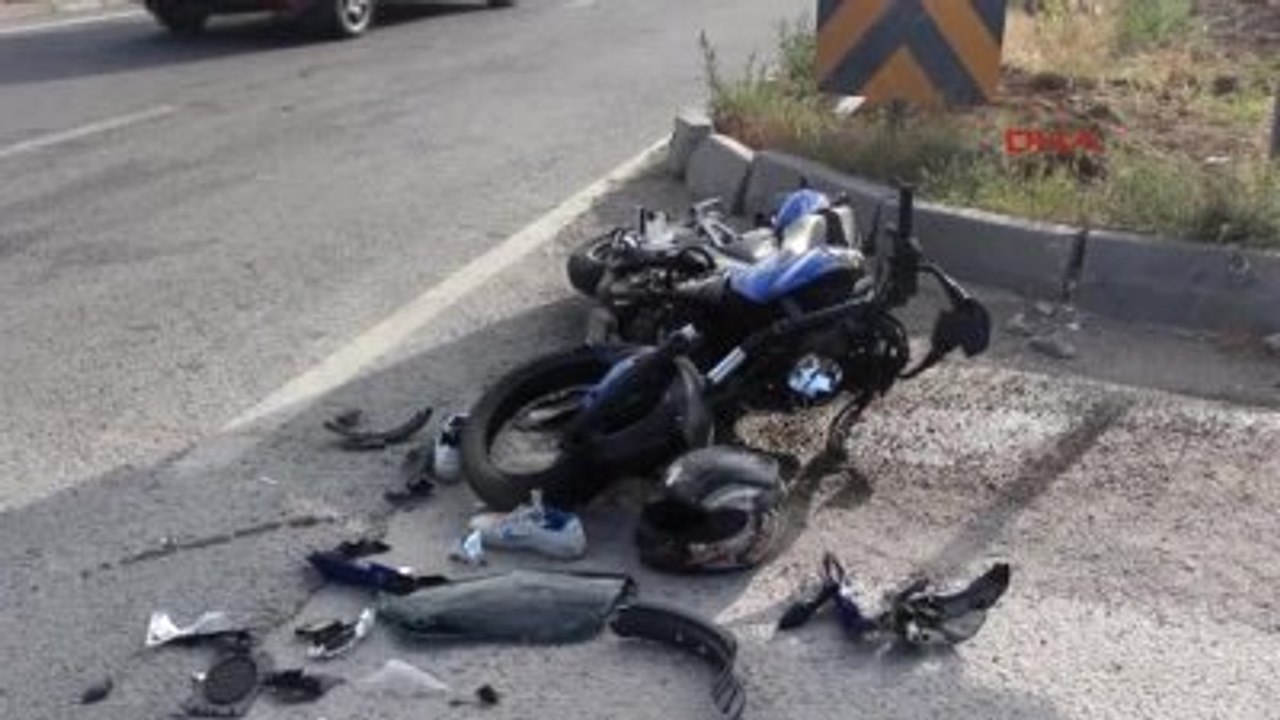 Bolu Motosiklet Sürücüsü Çarptığı Aracın Kırılan Camından İçeri Girdi