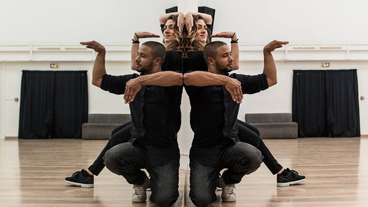 Une chorégraphie épatante d'un duo de danseurs avec un miroir