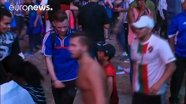 Un enfant portugais console un supporter français