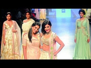 Télécharger la video: Lakme Fashion Week (LFW) 2016 Day 3 - Shruti Hassan Walks the Ramp for Anushree Reddy | CinePakoda