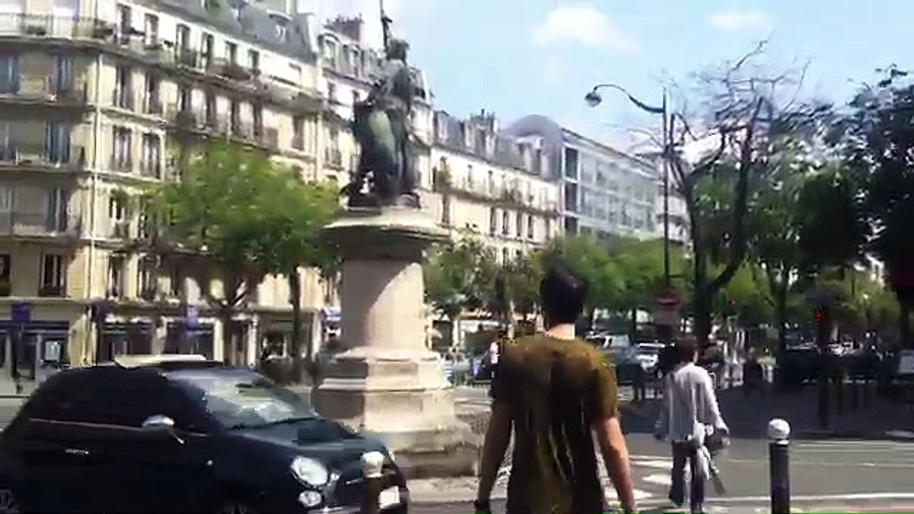 La statue de Jeanne d'Arc à mi-parcours du Boulevard Saint-Marcel (Paris)