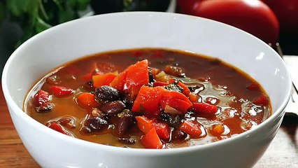 Así puedes preparar una sopa de frijoles y pimentones